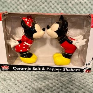 Mickey and Mickey salt & pepper shakers set